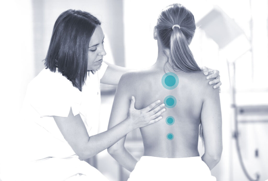 Médica tratando la espalda de mujer